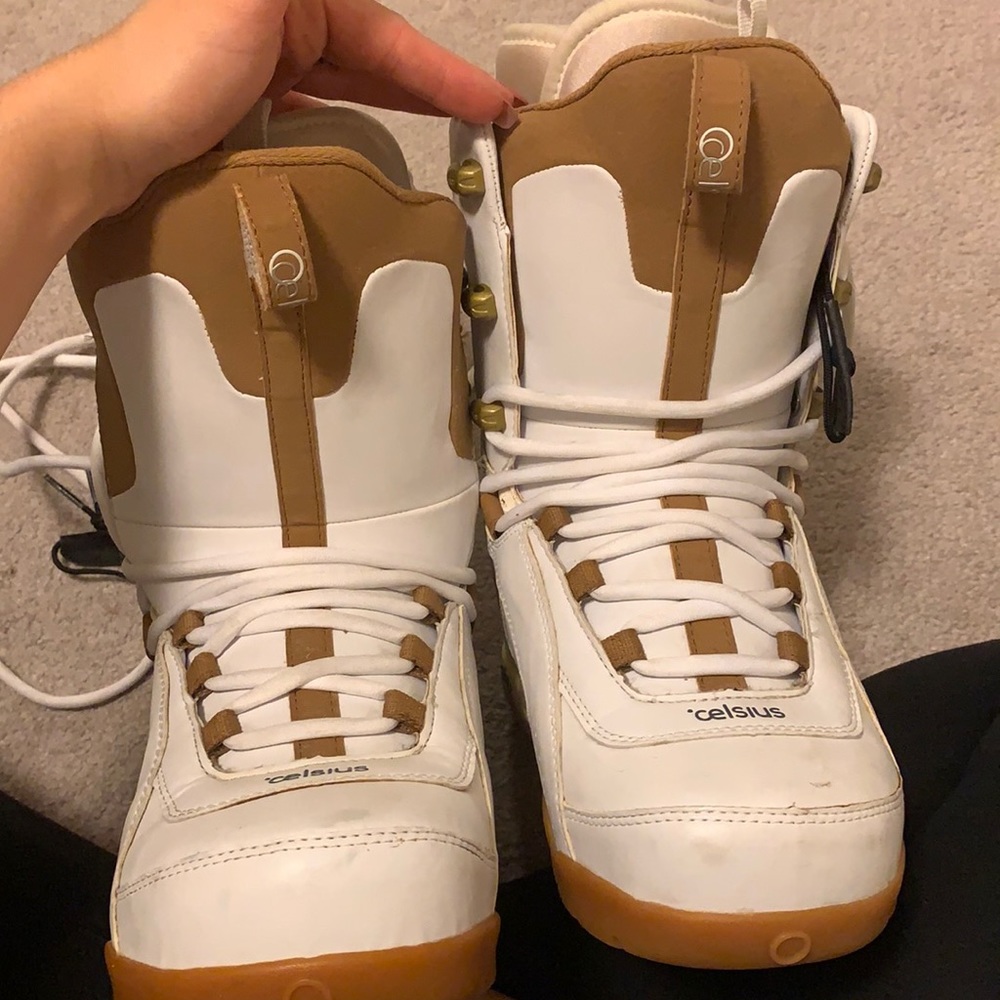 Snowboarding boots